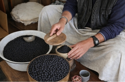 花火の形を決める繊細な作業